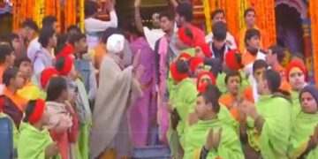 CHAR DHAM YATRA 2025: BADRINATH DHHAM DOORS भारतीय सेना बैंड की मधुर धुनों के साथ भक्तों के लिए खुला है घड़ी