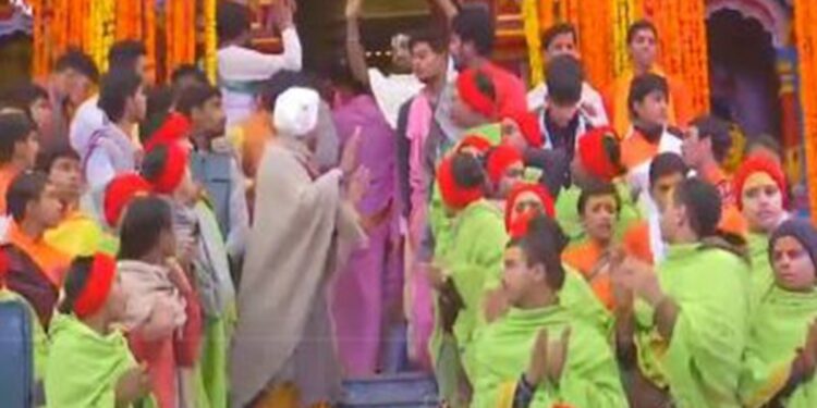 CHAR DHAM YATRA 2025: BADRINATH DHHAM DOORS भारतीय सेना बैंड की मधुर धुनों के साथ भक्तों के लिए खुला है घड़ी