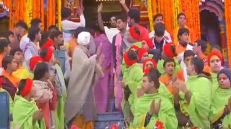 CHAR DHAM YATRA 2025: BADRINATH DHHAM DOORS भारतीय सेना बैंड की मधुर धुनों के साथ भक्तों के लिए खुला है घड़ी