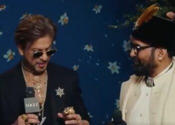 SRK का विनोदी मेट गाला 2025 ब्लू कारपेट पर चूकना मुश्किल है, सब्यसाची अपनी आभा के बारे में बोलता है घड़ी