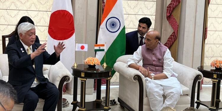 राजनाथ सिंह जापानी जनरल नकातानी से मिलते हैं, क्षेत्रीय सुरक्षा, रक्षा सहयोग पर बातचीत करते हैं