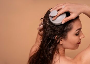 शैम्पू के बिना बाल कैसे धोएं? अपने बालों को साफ और चमकदार रखने के 5 प्राकृतिक तरीके जानें