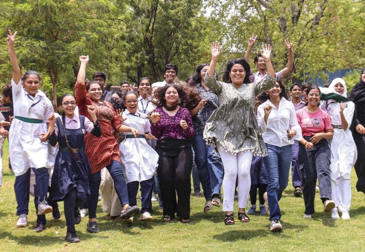 एमपी बोर्ड MPBSE 12 वीं टॉपर्स सूची जारी की गई, विज्ञान, वाणिज्य, मानविकी कृषि टॉपर के नाम की जाँच करें