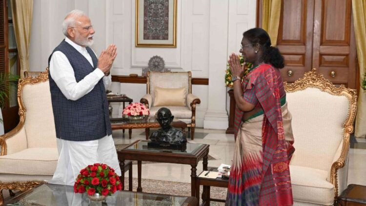 पीएम नरेंद्र मोदी ने राष्ट्रपति मुरमू से मुलाकात की, उन्हें पाकिस्तान में ऑपरेशन सिंदूर के बारे में जानकारी दी