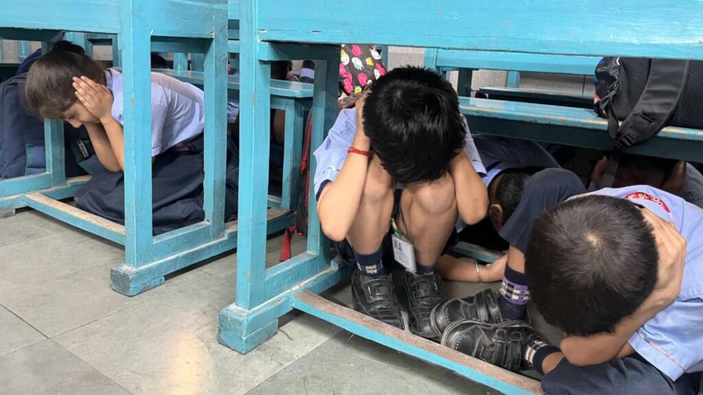 दिल्ली में मॉक ड्रिल: छात्र, शिक्षक आपदा तैयारियों पर प्रशिक्षण सत्रों में भाग लेते हैं