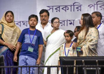 सीएम ममता बनर्जी ने भारत-पाक तनाव के बीच पश्चिम बंगाल के निजी स्कूलों के लिए गर्मियों की छुट्टियों की छुट्टियों का आग्रह किया है