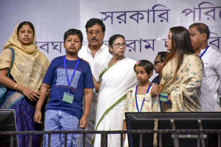 सीएम ममता बनर्जी ने भारत-पाक तनाव के बीच पश्चिम बंगाल के निजी स्कूलों के लिए गर्मियों की छुट्टियों की छुट्टियों का आग्रह किया है