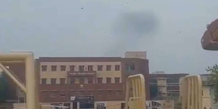वाल्टन रोड में सैन्य हवाई अड्डे के पास लाहौर ने तीन विस्फोटों से कहा: रिपोर्ट
