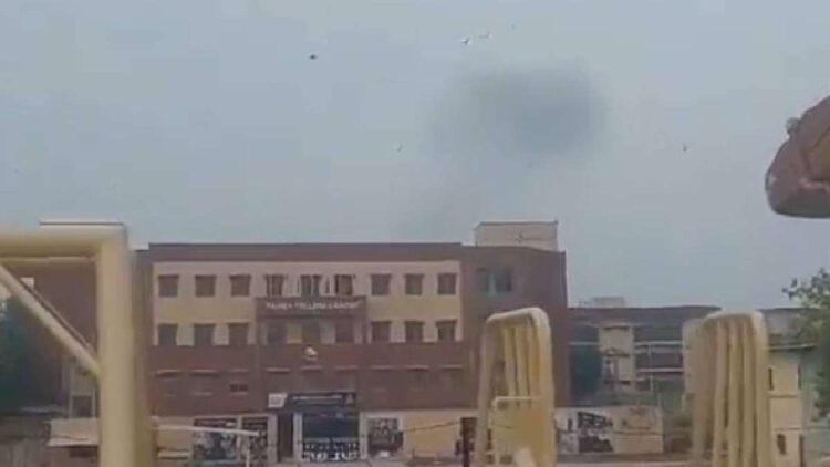 वाल्टन रोड में सैन्य हवाई अड्डे के पास लाहौर ने तीन विस्फोटों से कहा: रिपोर्ट