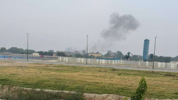 वाल्टन रोड एरिया में सैन्य हवाई अड्डे के पास लाहौर ने तीन विस्फोटों से कहा: रिपोर्ट