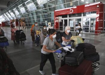 ध्यान हवाई यात्रियों: भारत-पाक तनाव के रूप में दिल्ली के IGI हवाई अड्डे पर 90 से अधिक उड़ानें रद्द कर दी गईं