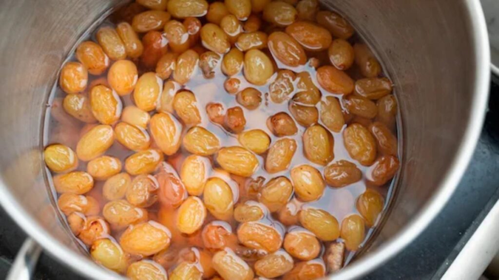 यदि आप गर्मियों में भिगोए गए किशमिश खाते हैं तो क्या होता है? लाभ और उपभोग करने का सही तरीका जानें