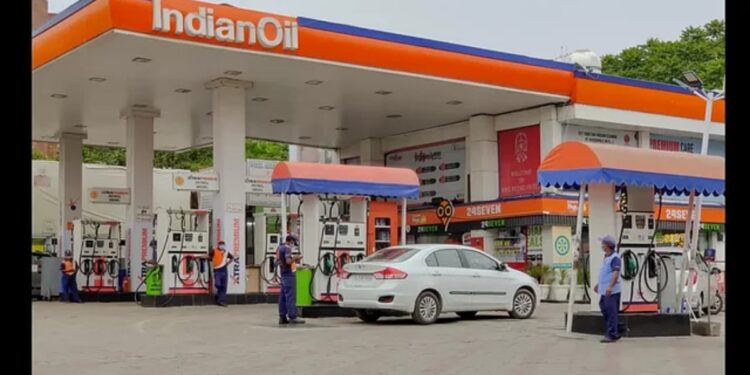 घबराहट खरीदने की कोई आवश्यकता नहीं: भारतीय तेल पर्याप्त ईंधन, एलपीजी स्टॉक भर का आश्वासन देता है