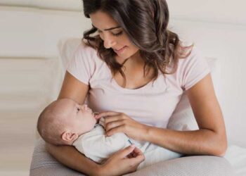 नवजात शिशु से लेकर शिशु तक: 5 आवश्यक प्रथम वर्ष के मील के पत्थर हर माँ को पता होना चाहिए