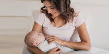 नवजात शिशु से लेकर शिशु तक: 5 आवश्यक प्रथम वर्ष के मील के पत्थर हर माँ को पता होना चाहिए