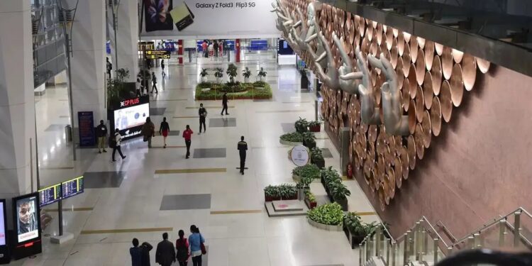 दिल्ली हवाई अड्डे का कहना है कि रविवार को लगभग 100 उड़ानों के बाद संचालन वर्तमान में सुचारू है