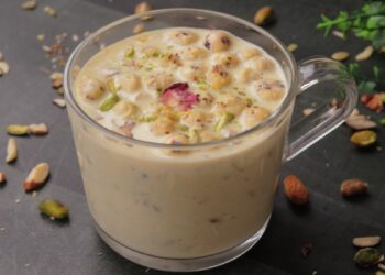 गर्मियों के दौरान नाश्ते के लिए कच्चे दूध में मखाना का सेवन करें; स्वास्थ्य लाभों को जानें