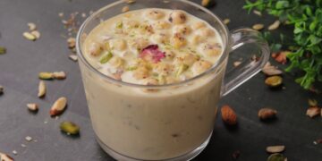 गर्मियों के दौरान नाश्ते के लिए कच्चे दूध में मखाना का सेवन करें; स्वास्थ्य लाभों को जानें