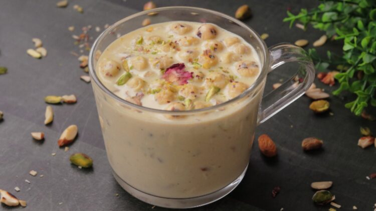 गर्मियों के दौरान नाश्ते के लिए कच्चे दूध में मखाना का सेवन करें; स्वास्थ्य लाभों को जानें