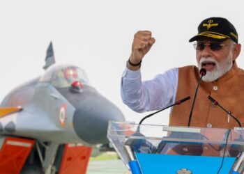 पीएम मोदी पंजाब में अदमपुर एयर बेस का दौरा करते हैं, जोवंस के साथ बातचीत को एक बहुत ही विशेष अनुभव 'कहते हैं वीडियो