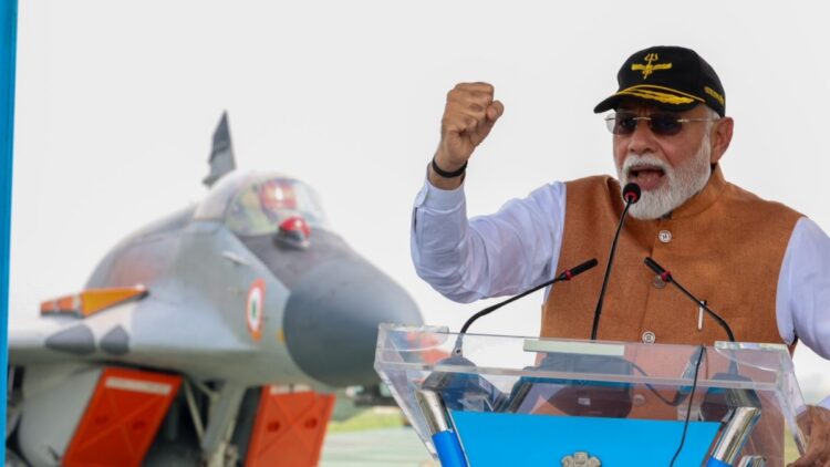 पीएम मोदी पंजाब में अदमपुर एयर बेस का दौरा करते हैं, जोवंस के साथ बातचीत को एक बहुत ही विशेष अनुभव 'कहते हैं वीडियो