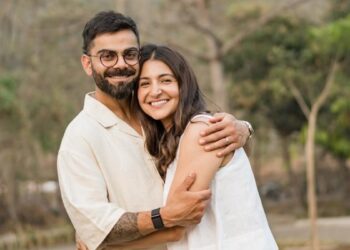 विराट कोहली, अनुष्का शर्मा टेस्ट क्रिकेट से सेवानिवृत्ति की घोषणा करने के एक दिन बाद वृंदावन का दौरा करें। घड़ी