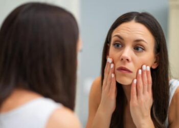 हर सुबह सुस्त त्वचा के साथ जागना? यहाँ त्वचा विशेषज्ञ क्या सलाह देते हैं
