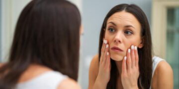 हर सुबह सुस्त त्वचा के साथ जागना? यहाँ त्वचा विशेषज्ञ क्या सलाह देते हैं