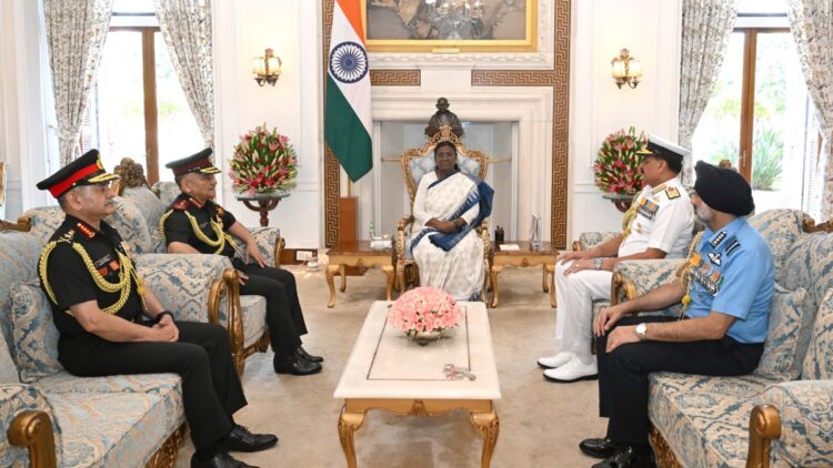 सीडी, तीन सशस्त्र बलों के प्रमुख राष्ट्रपति मुरमू से मिलते हैं, ऑपरेशन सिंदूर के बारे में उन्हें संक्षिप्त करें