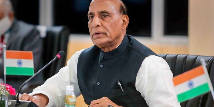 राजनाथ सिंह गुजरात के भुज एयरबेस और भारत-पाकिस्तान सीमा पर जाने के लिए, सूत्रों का कहना है