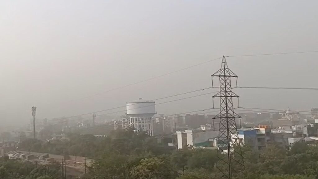अचानक मौसम परिवर्तन, सामान्य जीवन प्रभावित होने के कारण बड़े पैमाने पर धूल आंधी दिल्ली-एनसीआर हिट करती है