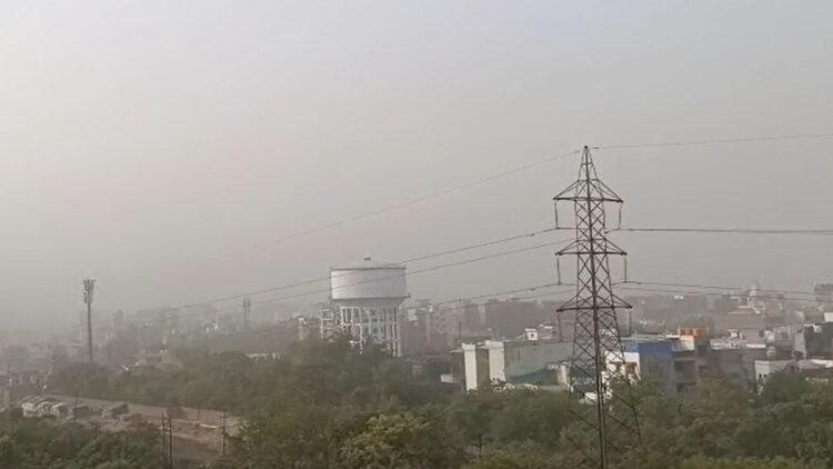 अचानक मौसम परिवर्तन, सामान्य जीवन प्रभावित होने के कारण बड़े पैमाने पर धूल आंधी दिल्ली-एनसीआर हिट करती है