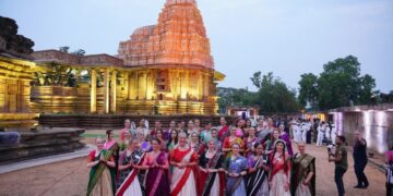 मिस वर्ल्ड 2025 प्रतियोगी सेयर्स में तेलंगाना के रामप्पा मंदिर में प्रार्थना करते हैं
