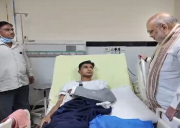 अमित शाह ने एम्स दिल्ली का दौरा किया, नक्सल के साथ मुठभेड़ में घायल 5 सुरक्षा पुरुषों से मिलता है | वीडियो