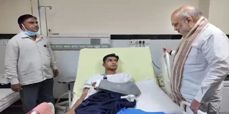 अमित शाह ने एम्स दिल्ली का दौरा किया, नक्सल के साथ मुठभेड़ में घायल 5 सुरक्षा पुरुषों से मिलता है | वीडियो