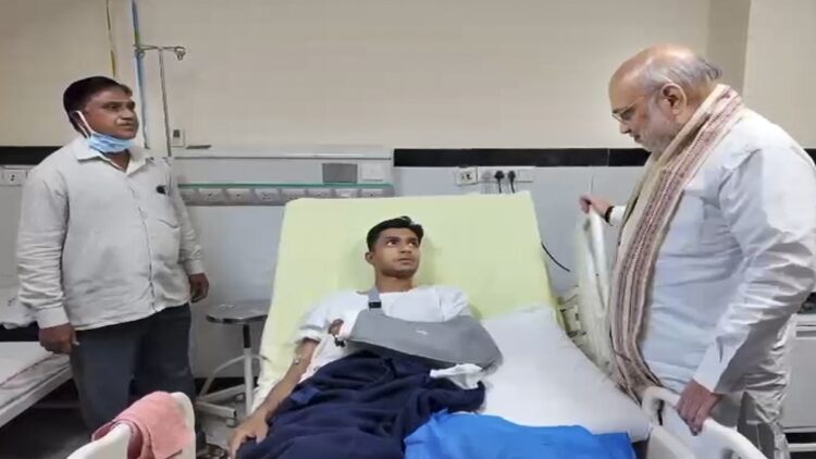 अमित शाह ने एम्स दिल्ली का दौरा किया, नक्सल के साथ मुठभेड़ में घायल 5 सुरक्षा पुरुषों से मिलता है | वीडियो