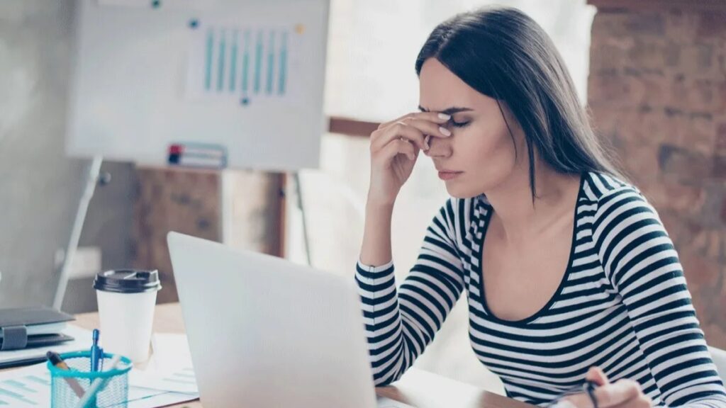 काम पर उच्च रक्तचाप? स्वस्थ रहने के लिए व्यस्त पेशेवरों के लिए इन सरल जीवन शैली परिवर्तनों का अभ्यास करें