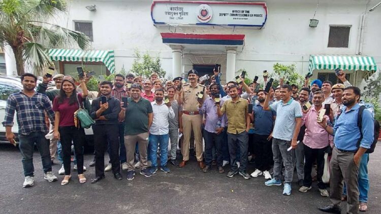 दिल्ली पुलिस ने प्रमुख ऑपरेशन में 76 खोए हुए मोबाइल फोन को पुनः प्राप्त किया, उन्हें मालिकों को लौटाया