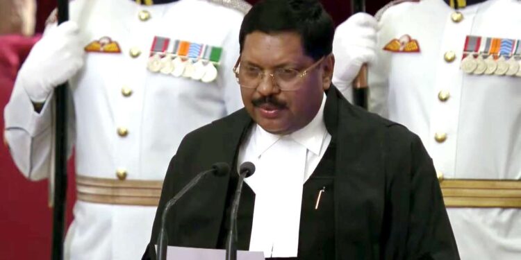 CJI GAVAI 'न्यायाधीशों' की महत्वपूर्ण भूमिका पर ध्यान केंद्रित करता है, कहते हैं कि वे जमीनी वास्तविकताओं, सामाजिक समस्याओं को अनदेखा नहीं कर सकते हैं '