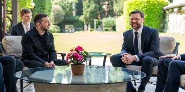 JD vance यूक्रेन-रूस शांति वार्ता पर चर्चा करने के लिए रोम में ज़ेलेंस्की से मिलता है