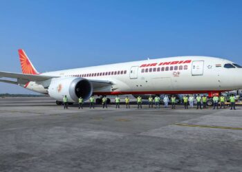 वीडियो: एसी एयर इंडिया की दिल्ली पर पटना की उड़ान में विफल रहता है, यात्रियों के बाद एयरलाइन ने जवाब दिया