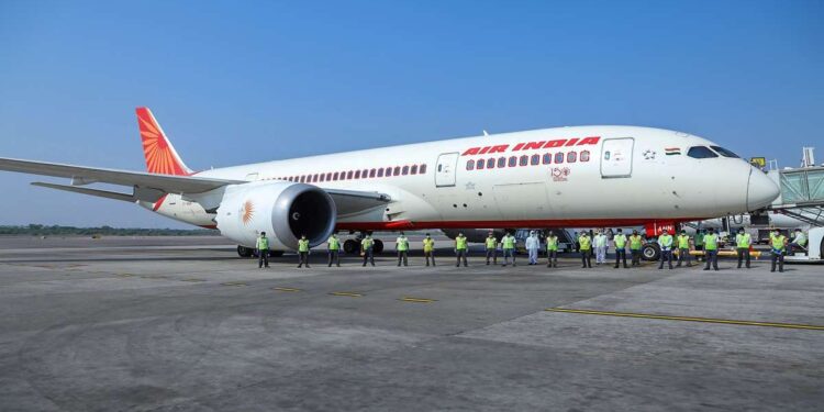 वीडियो: एसी एयर इंडिया की दिल्ली पर पटना की उड़ान में विफल रहता है, यात्रियों के बाद एयरलाइन ने जवाब दिया