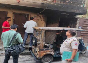 दिल्ली: शाहदरा के फ़ार्स बाजार क्षेत्र में ई-रिक्शा चार्जिंग स्पार्क्स फायर के बाद छह अस्पताल में भर्ती हुए