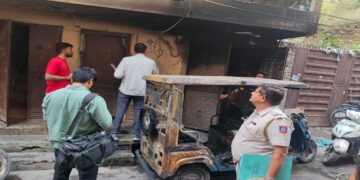 दिल्ली: शाहदरा के फ़ार्स बाजार क्षेत्र में ई-रिक्शा चार्जिंग स्पार्क्स फायर के बाद छह अस्पताल में भर्ती हुए