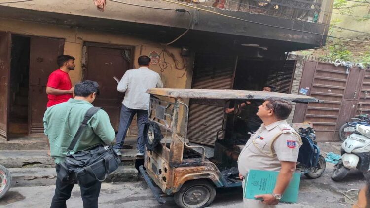 दिल्ली: शाहदरा के फ़ार्स बाजार क्षेत्र में ई-रिक्शा चार्जिंग स्पार्क्स फायर के बाद छह अस्पताल में भर्ती हुए