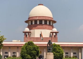सुप्रीम कोर्ट सिविल जज के रूप में न्यायपालिका में शामिल होने के लिए तीन साल की कानूनी प्रथा को अनिवार्य करता है