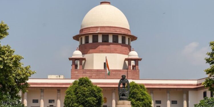 सुप्रीम कोर्ट सिविल जज के रूप में न्यायपालिका में शामिल होने के लिए तीन साल की कानूनी प्रथा को अनिवार्य करता है