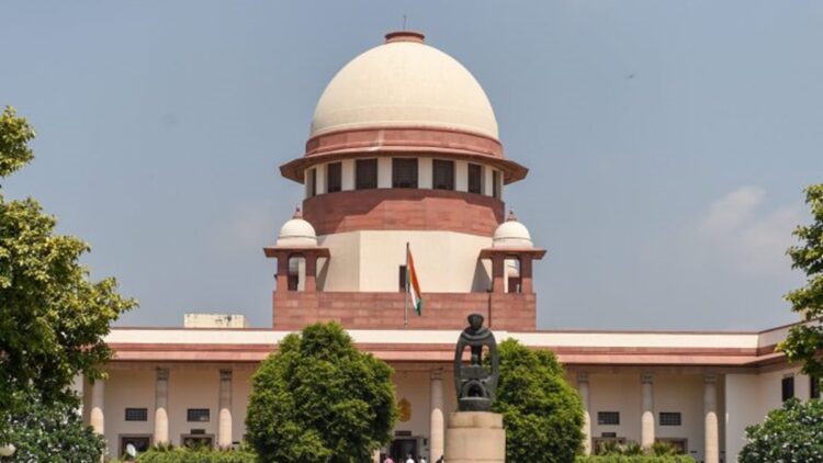 सुप्रीम कोर्ट सिविल जज के रूप में न्यायपालिका में शामिल होने के लिए तीन साल की कानूनी प्रथा को अनिवार्य करता है