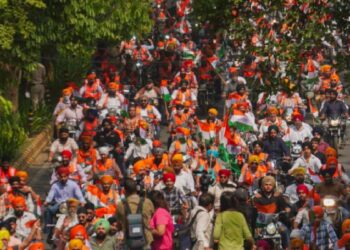 वॉच: सिख समुदाय से हजारों लोग भारतीय सशस्त्र बलों को सम्मानित करने के लिए दिल्ली में खालसा तिरंगा यात्रा में भाग लेते हैं