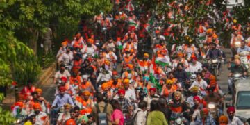 वॉच: सिख समुदाय से हजारों लोग भारतीय सशस्त्र बलों को सम्मानित करने के लिए दिल्ली में खालसा तिरंगा यात्रा में भाग लेते हैं